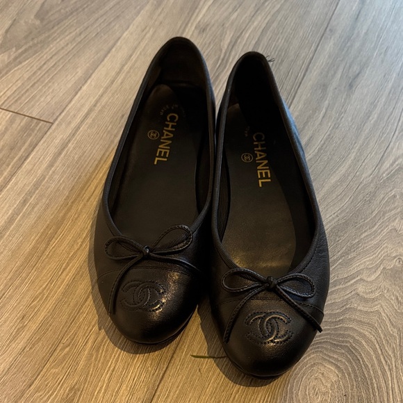 CHANEL Classic Black Leather Flats - Picture 1 of 3